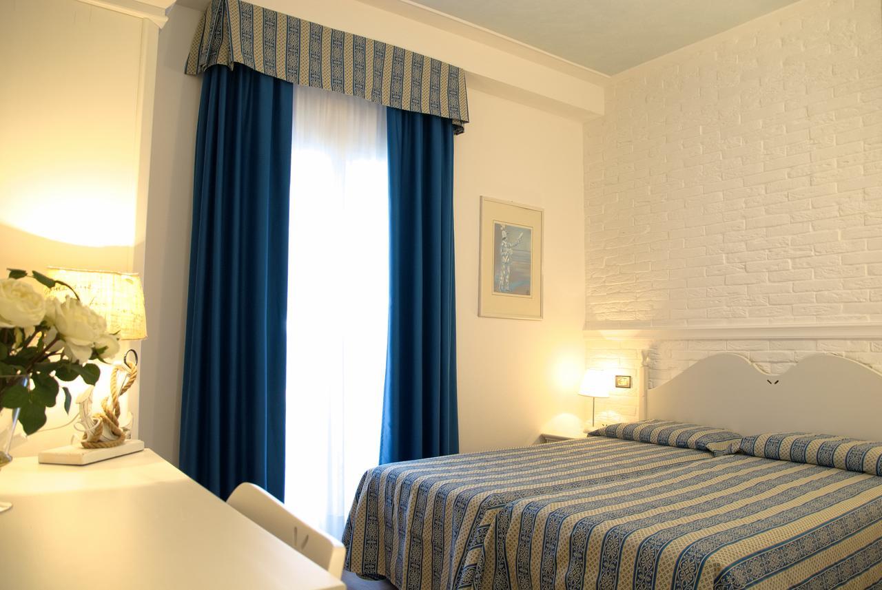 Hotel La Goletta Lignano Sabbiadoro Rum bild